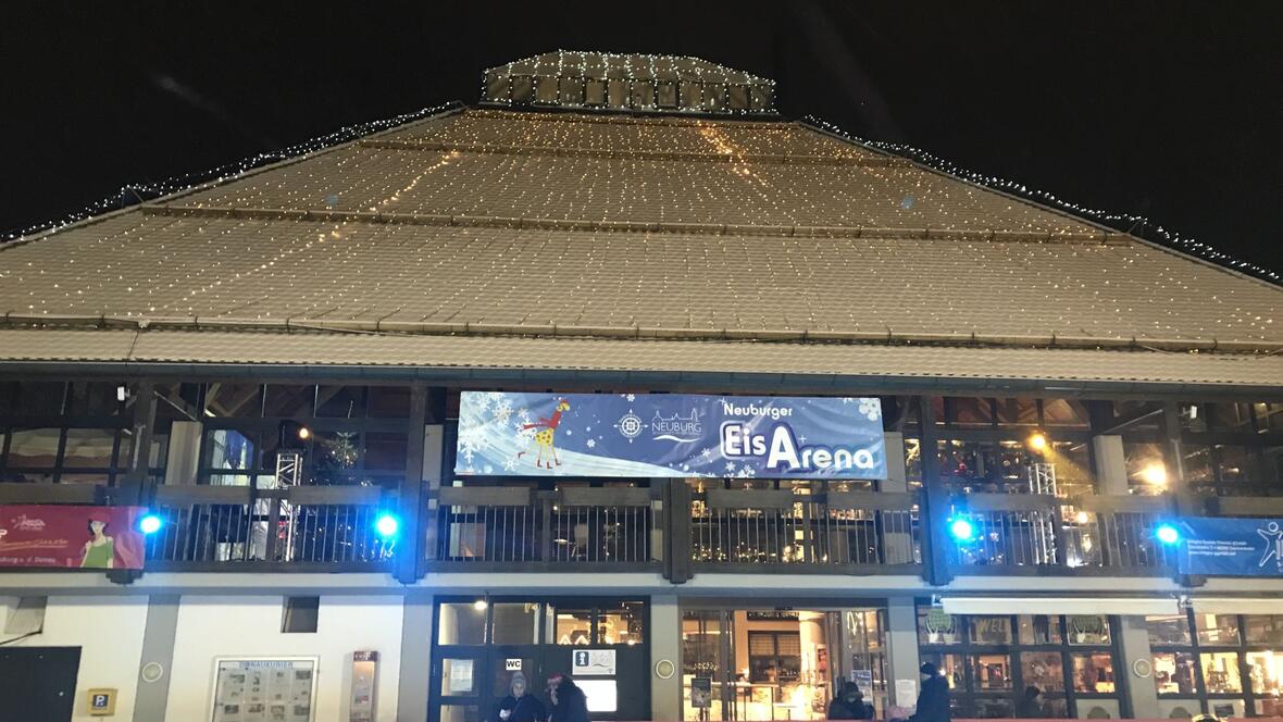 2017-11-30-4666-die-eisarena-und-die-neuburger-markthalle-strahlen-in-vollem-glanze