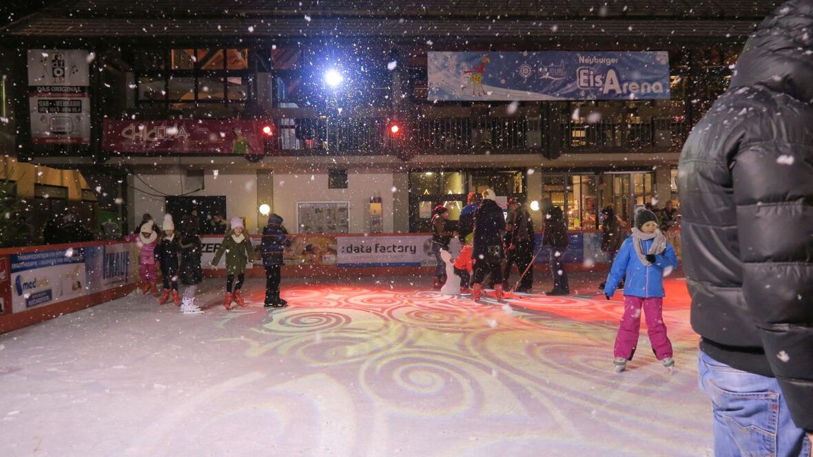 2017-11-30-4824-schlittschuhlaufen-auf-der-neuburger-eisarena-bei-schneefall