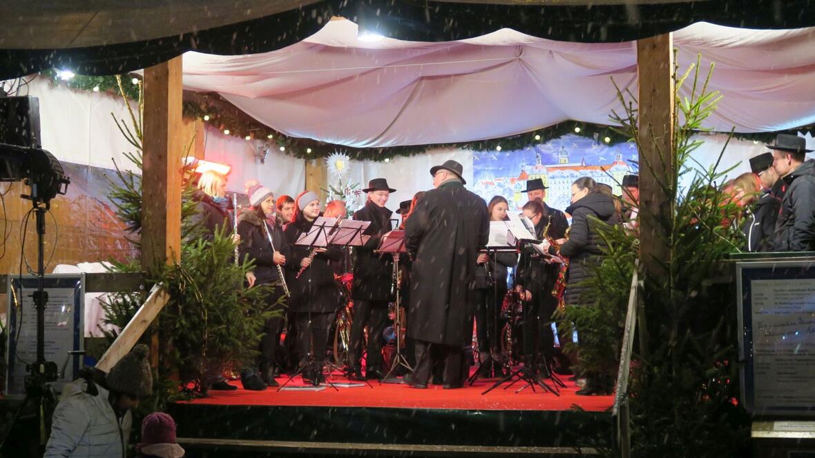 2017-11-30-4827-die-stadtkapelle-neuburg-umrahmt-die-weihnachtsmarkteroeffnung-mit-besinnlicher-musik