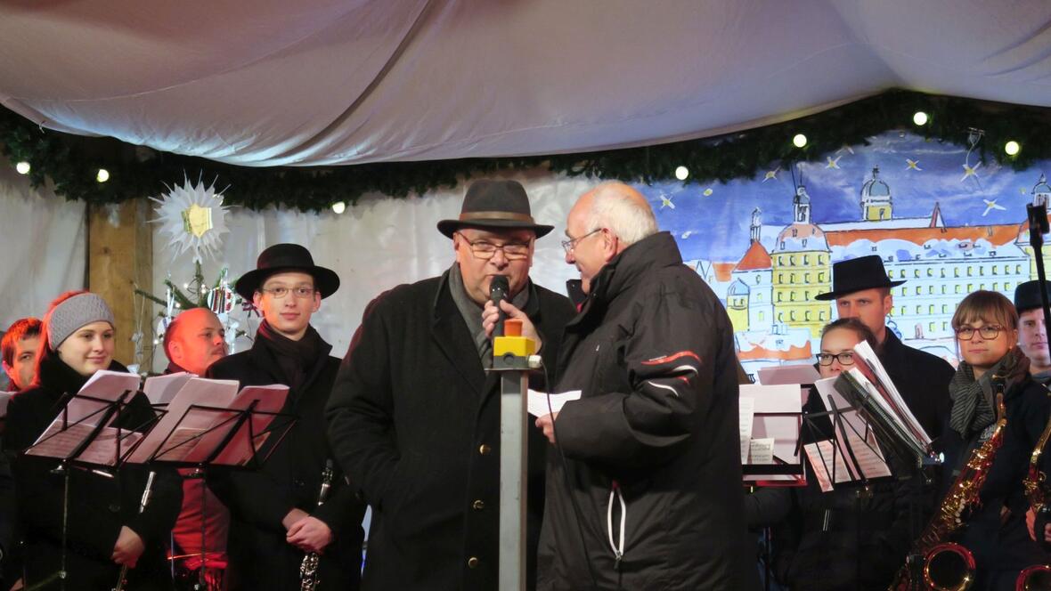 2017-11-30-4829-stadtkapellmeister-alexander-haninger-begruesst-zusammen-mit-klaus-benz-die-gaeste-des-weihnachtsmarktes