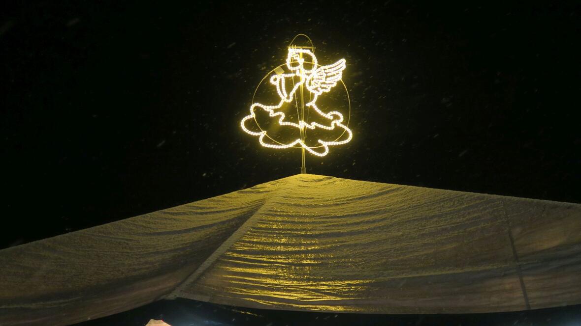 2017-11-30-4836-der-engel-weisst-den-weg-zum-zentrum-des-neuburger-weihnachtsmarktes