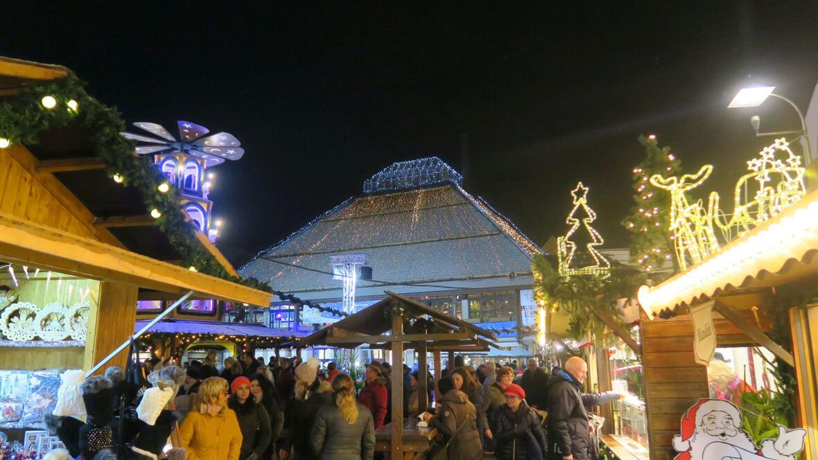 2017-11-30-4843-neuburger-weihnachtsmarkt-und-markthalle-erstrahlen-im-weihnachtlichen-lichterglanz