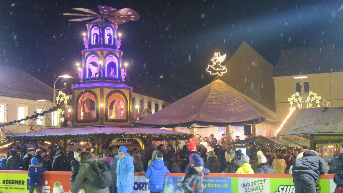 2017-11-30-4848-blick-von-der-markthalle-auf-den-weihnachtsmarkt-am-schrannenplatz