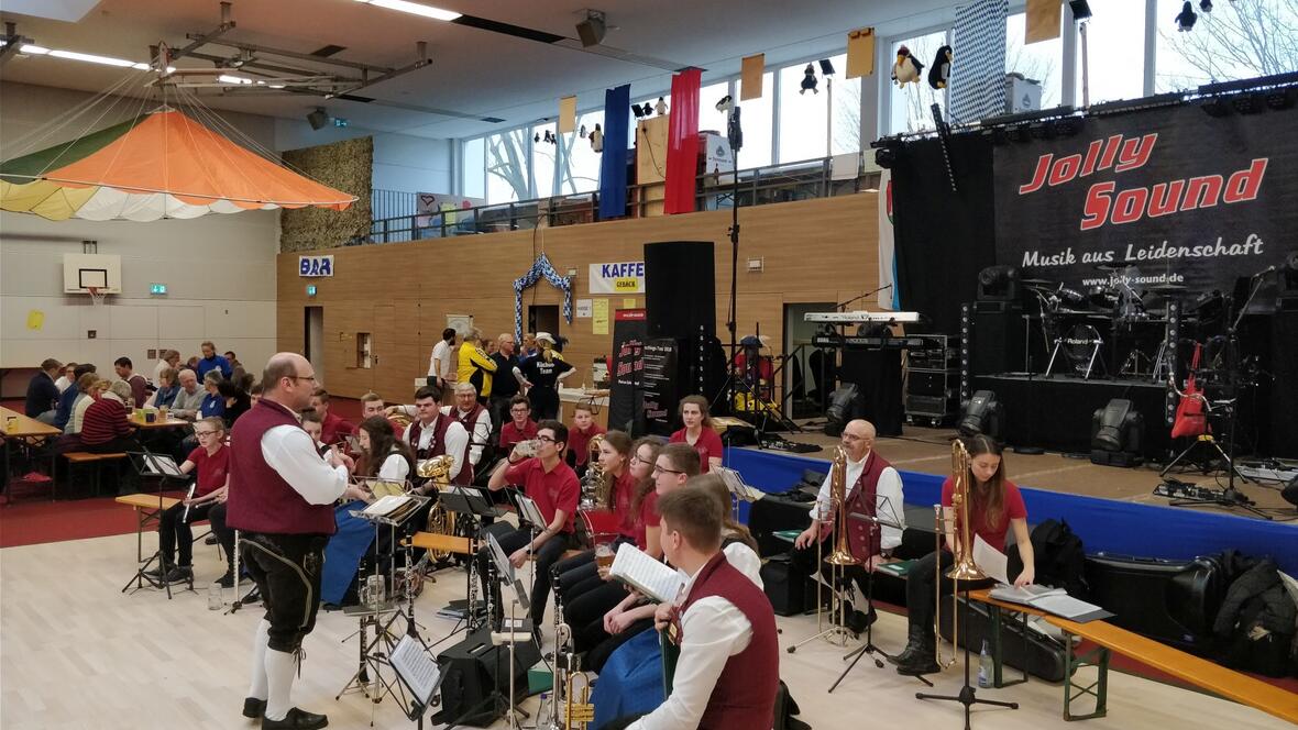 2018-01-27-144918-dirigent-markus-haninger-gibt-letzte-instruktionen-an-die-musiker