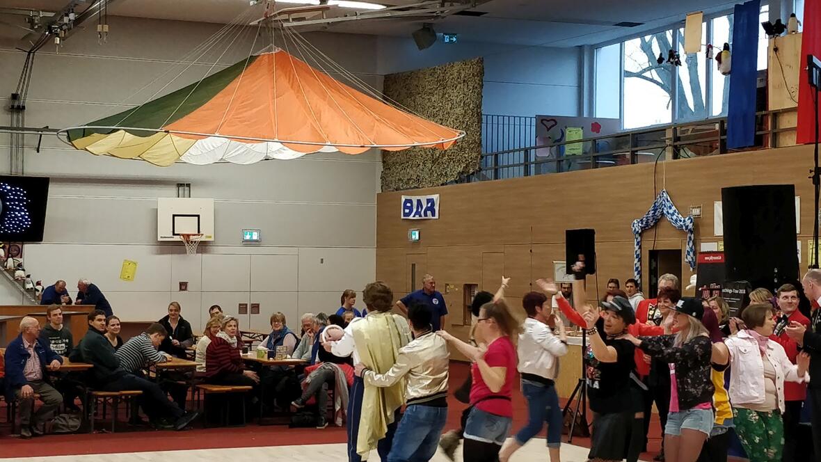 2018-01-27-155332-der-elferrat-der-burgfunken-bildet-eine-polonese