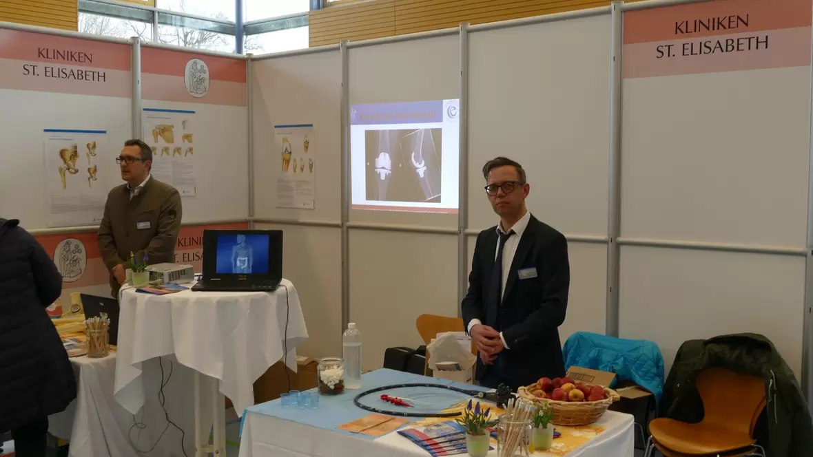 2018-03-10-1040430-am-stand-der-kliniken-st-elisabeth-wurden-fragen-zu-kuenstlichen-gelenken-und-anderen-fragen-beantwortet