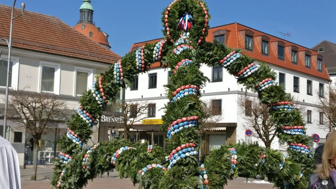 2018-03-25-112013-neuburger-osterbrunnen-am-schrannenplatz
