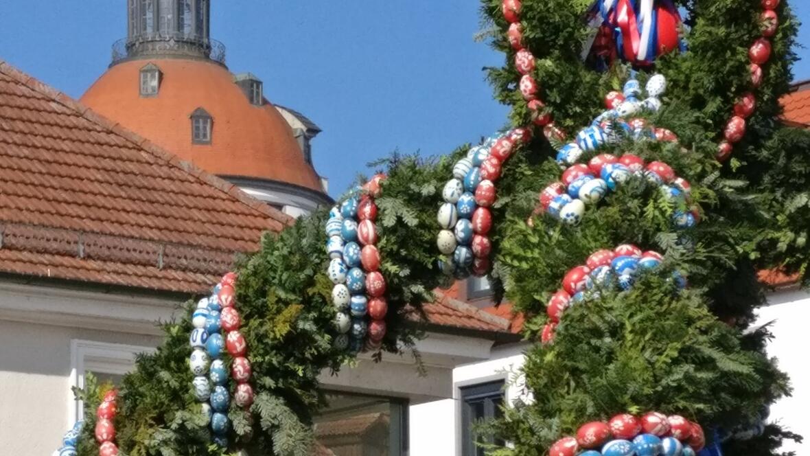 2018-03-25-112013-neuburger-schloss-im-hintergrund