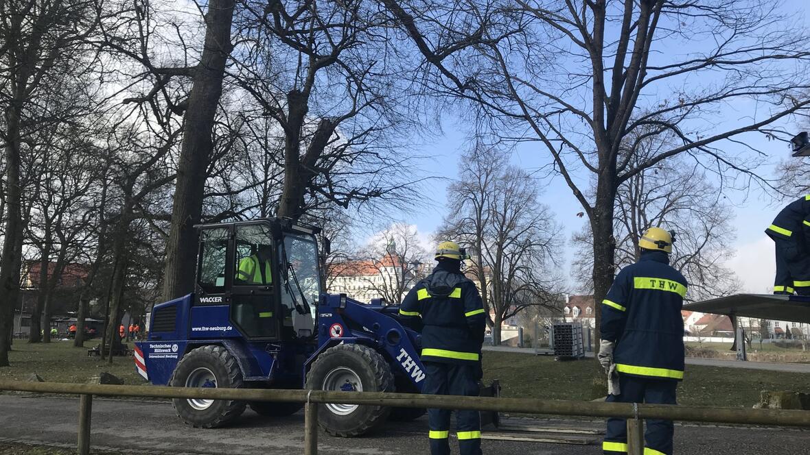 2018-04-12-6179-der-radlader-der-thw-neuburg-im-dauereinsatz