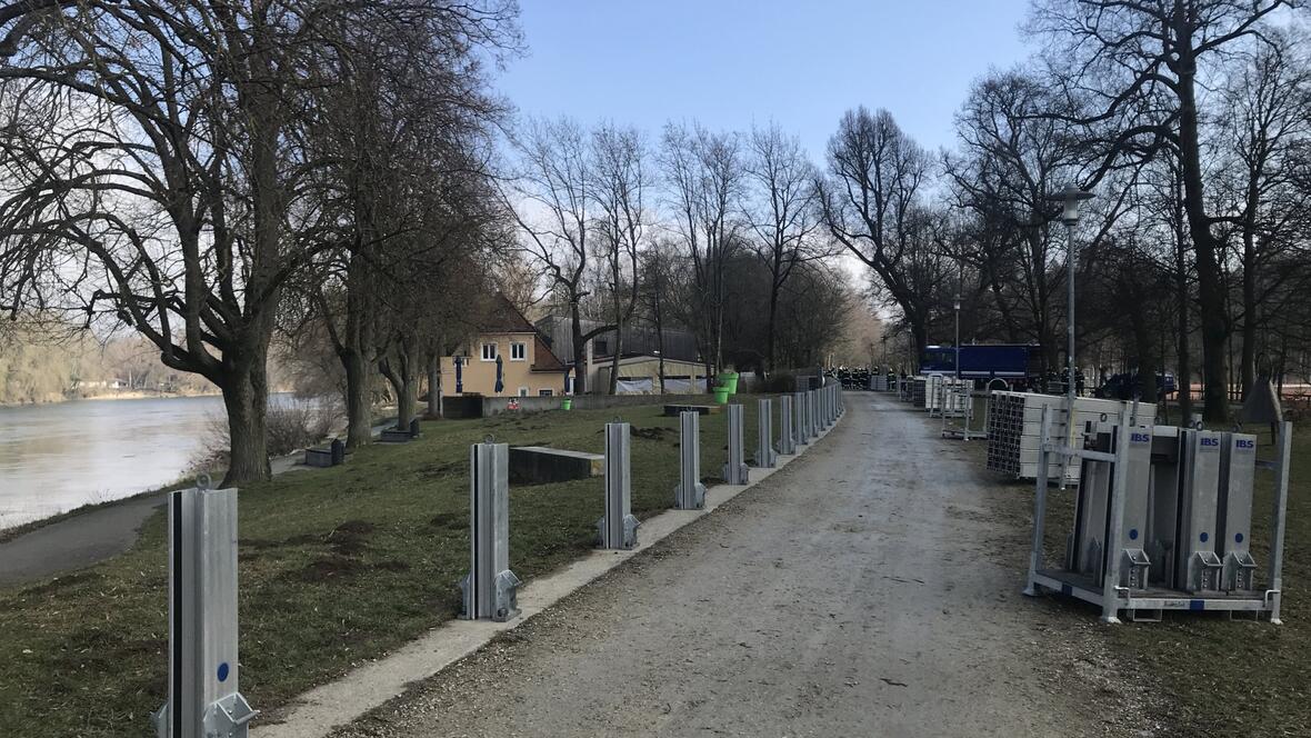 2018-04-12-6183-die-ersten-stuetzen-des-hochwasserschutzes-stehen