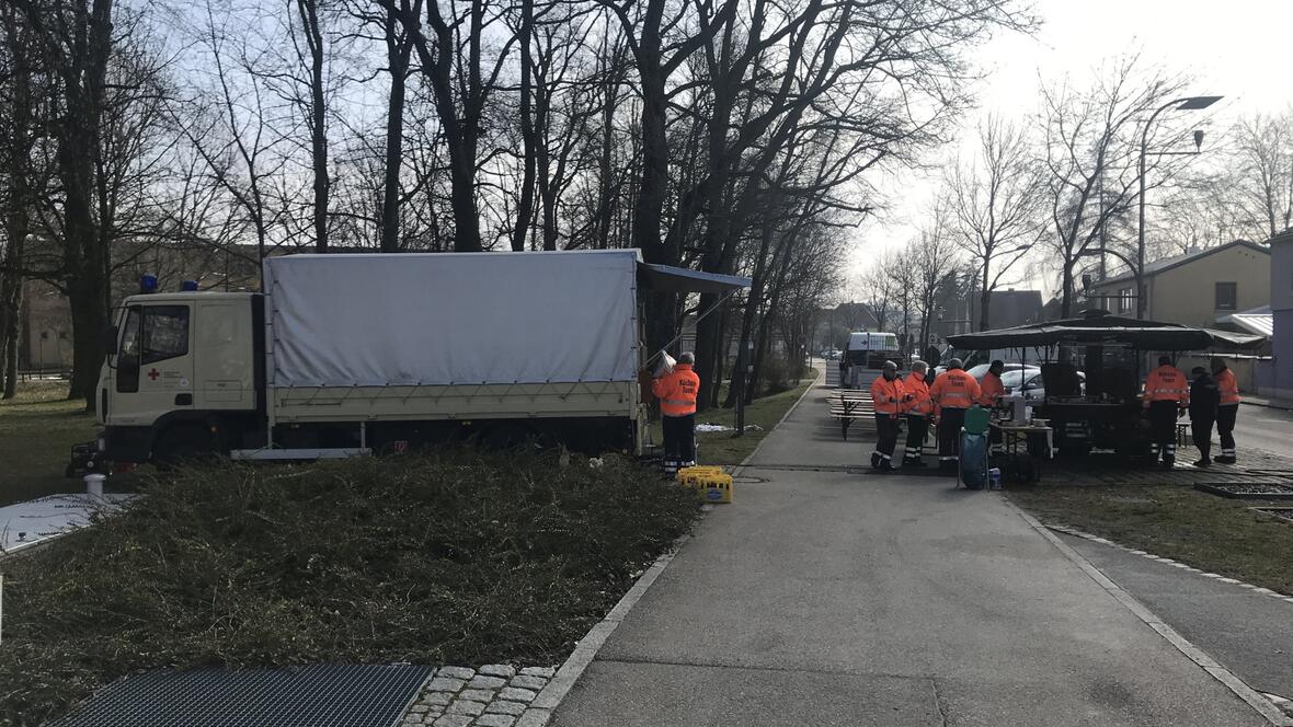 2018-04-12-6187-das-brk-neuburg-sorgt-fuer-die-verpflegung