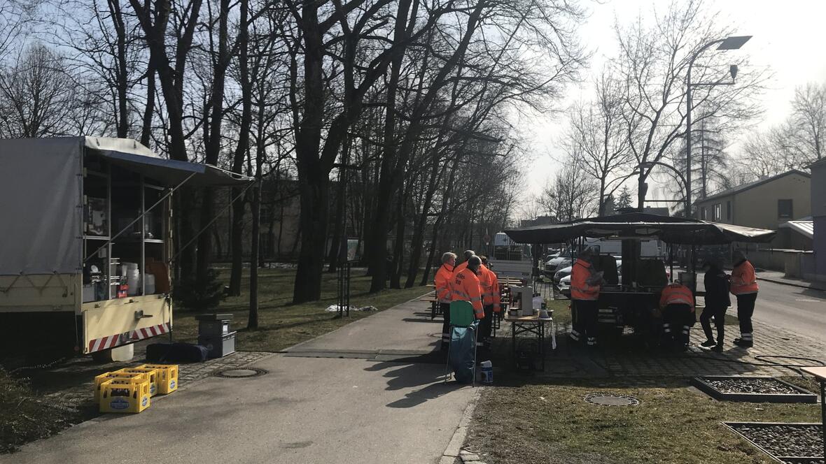 2018-04-12-6189-viele-fleissige-helfer-packen-fuer-den-hochwasserschutz-mit-an