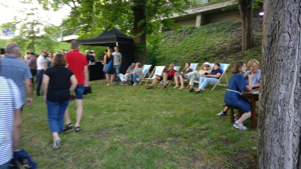 2018-06-08-190107-livemusik-in-bequemen-stuehlen-des-stadtmarketing-neuburg-geniessen