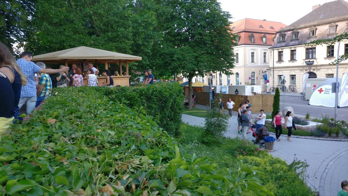2018-06-08-190210-blick-auf-bar-im-oberen-hofgarten