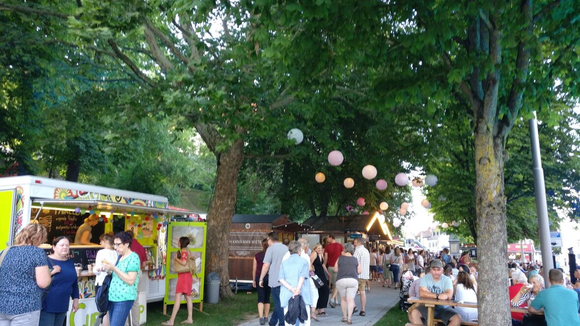 2018-06-08-190417-viele-besucher-des-hofgartenfestes-in-neuburg
