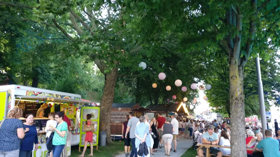 2018-06-08-190417-viele-besucher-des-hofgartenfestes-in-neuburg