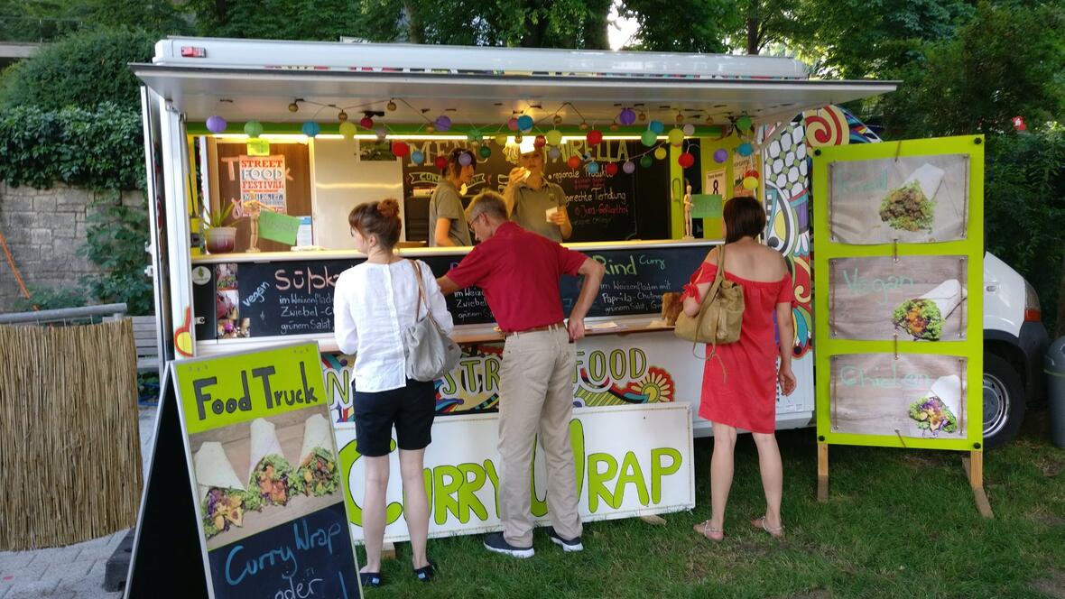 2018-06-08-190429-auch-unser-premium-parter-fairella-war-mit-leckeren-raps-vertreten
