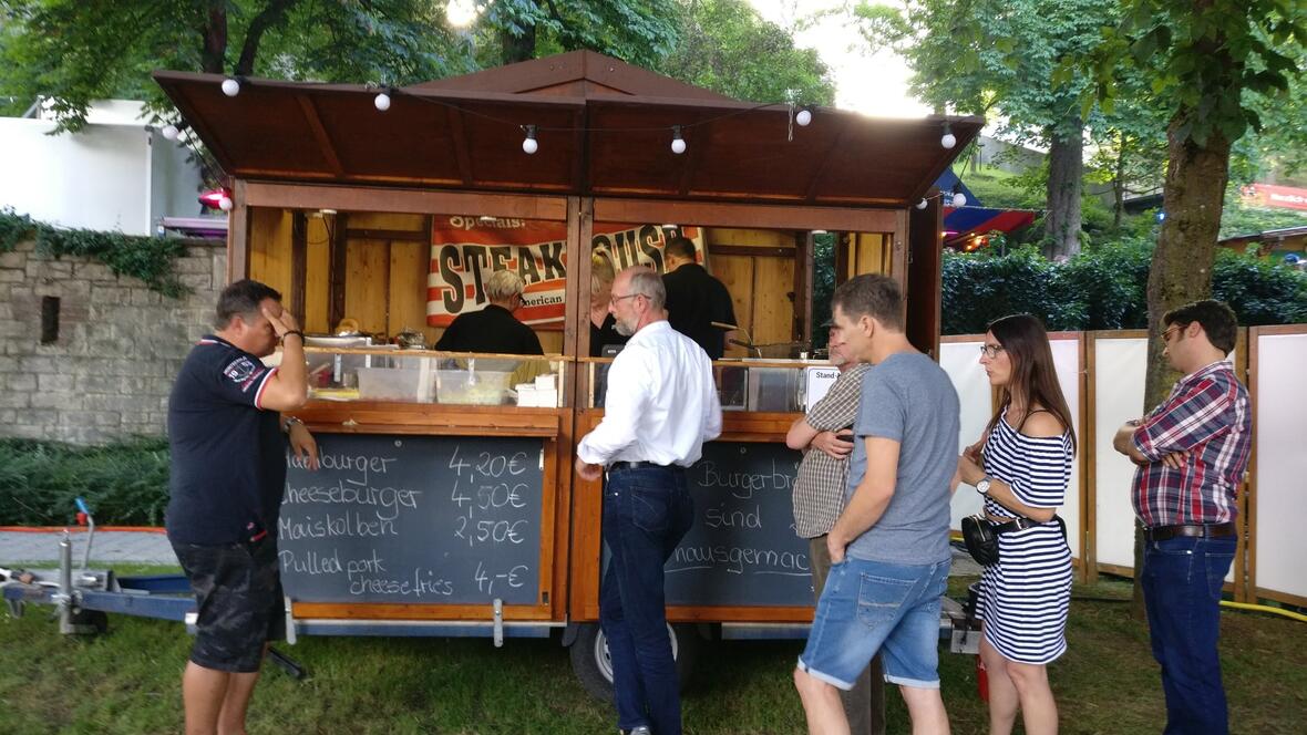 2018-06-08-190444-das-steakhouse-steakado-versorgte-die-besucher-mit-leckeren-burgern