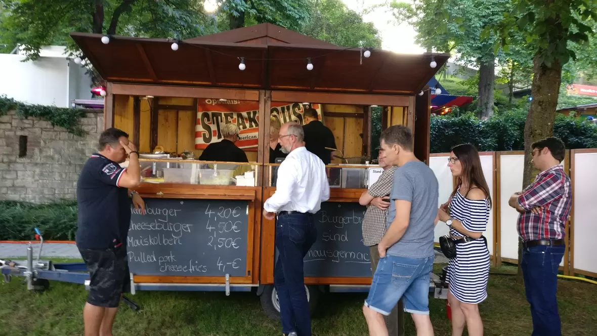 2018-06-08-190444-das-steakhouse-steakado-versorgte-die-besucher-mit-leckeren-burgern