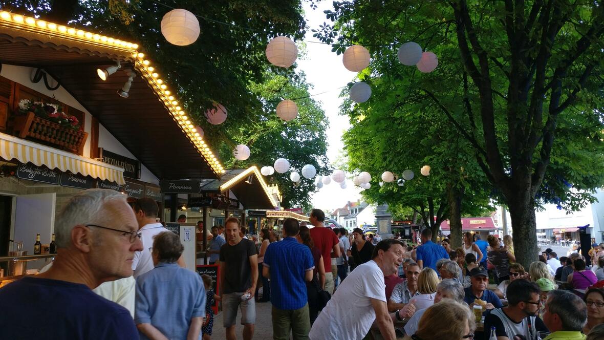 2018-06-08-190454-von-fischsemmel-bis-gebrannte-mandeln-gab-es-viele-kulinarische-moeglichkeiten