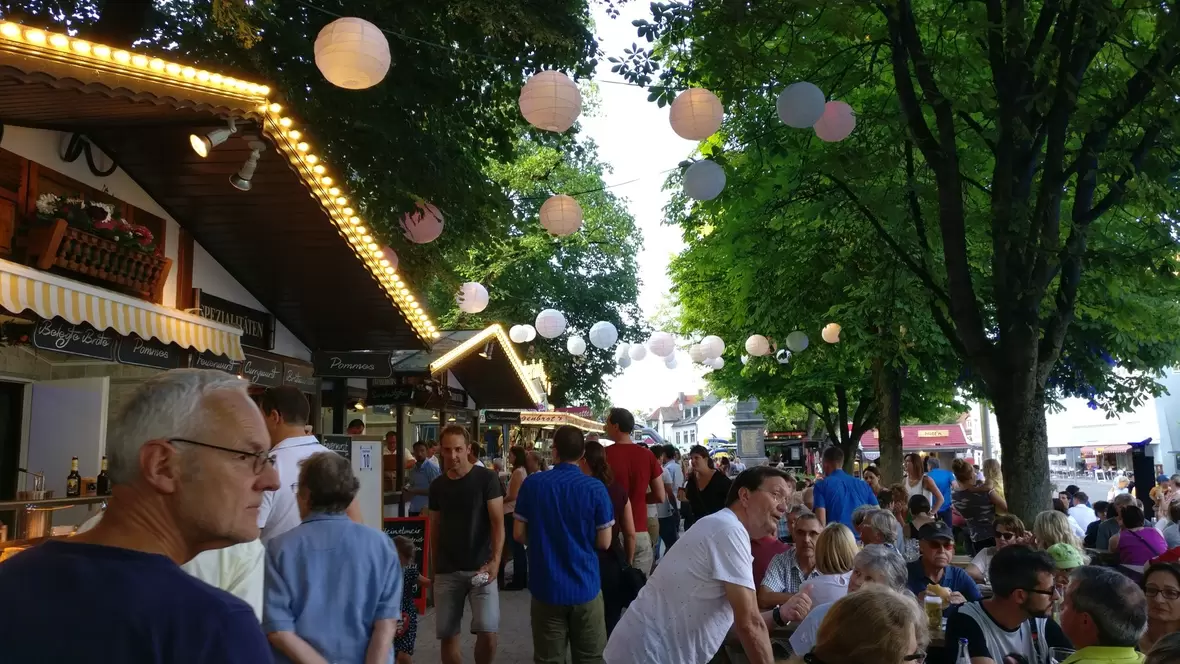 2018-06-08-190454-von-fischsemmel-bis-gebrannte-mandeln-gab-es-viele-kulinarische-moeglichkeiten