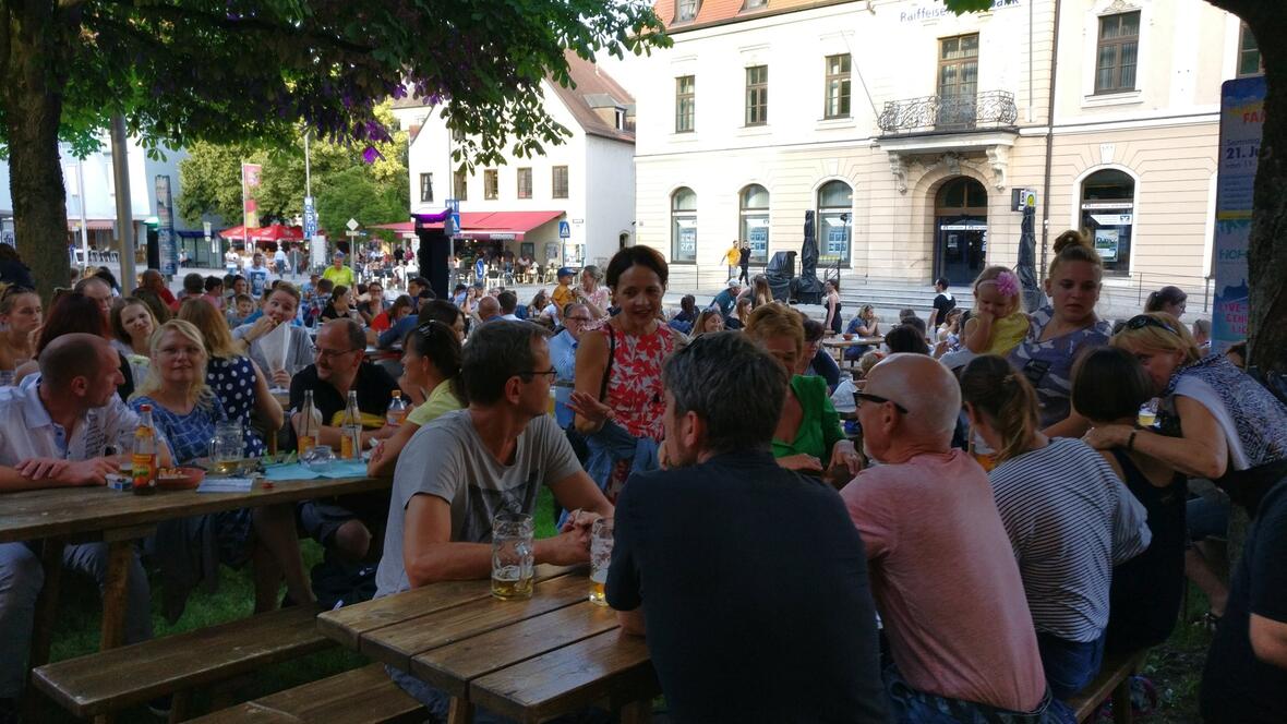 2018-06-08-190516-gemuetliches-beisammensitzen-auf-dem-neuburger-hofgartenfest