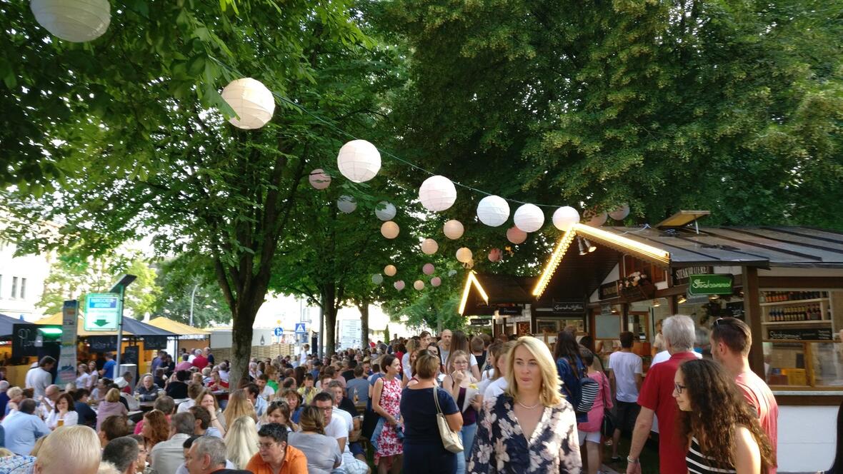 2018-06-08-192351-die-sitzgelegenheiten-waren-bis-auf-den-letzten-platz-belegt
