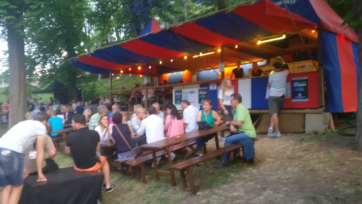 2018-06-10-210010-die-burgfunken-sind-mit-kuehlen-getraenken-und-sitzgelegenheiten-vor-ort