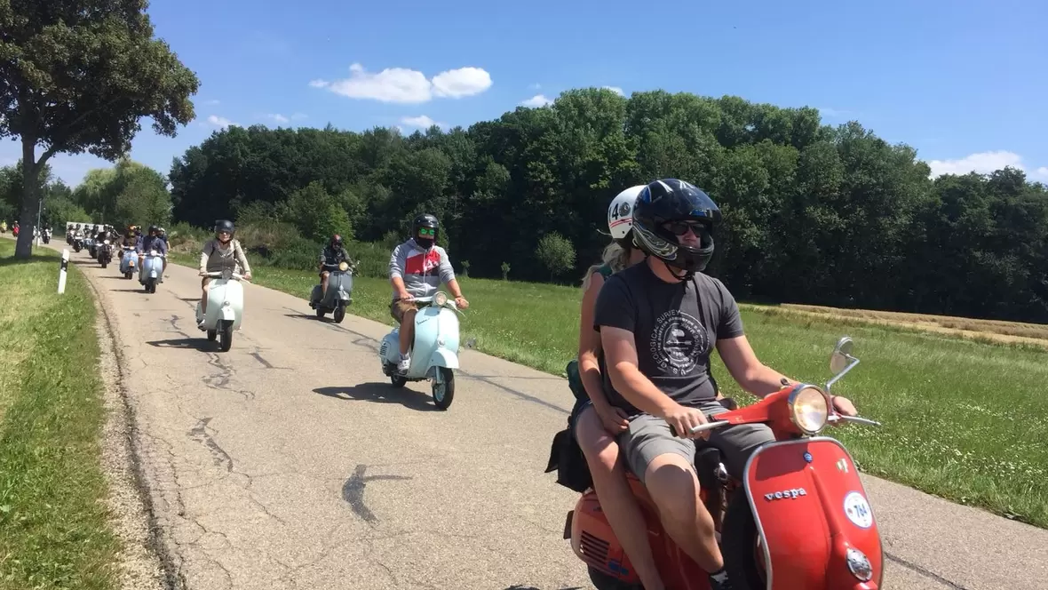 alleine-oder-zu-zweit-unterwegs-auf-der-vespa