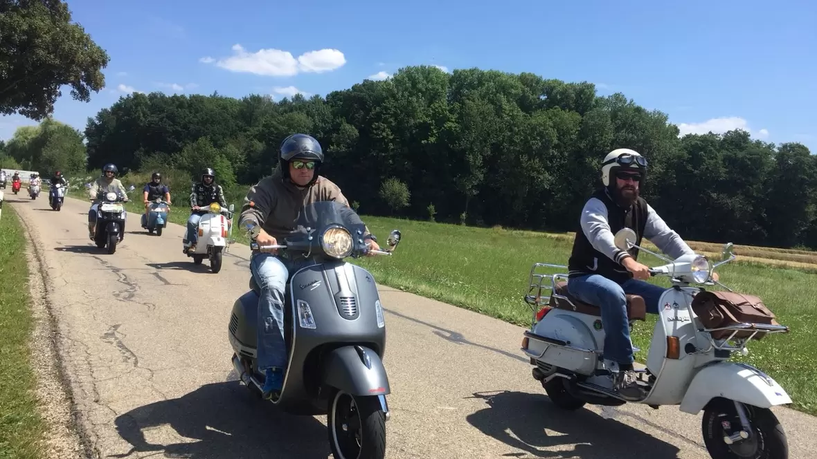 alte-und-neue-vespa-modelle-waren-unterwegs