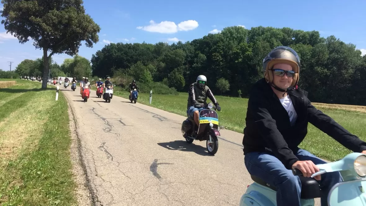 ausfahrt-der-teilnehmer-mit-ihren-vespa-gefaehrten