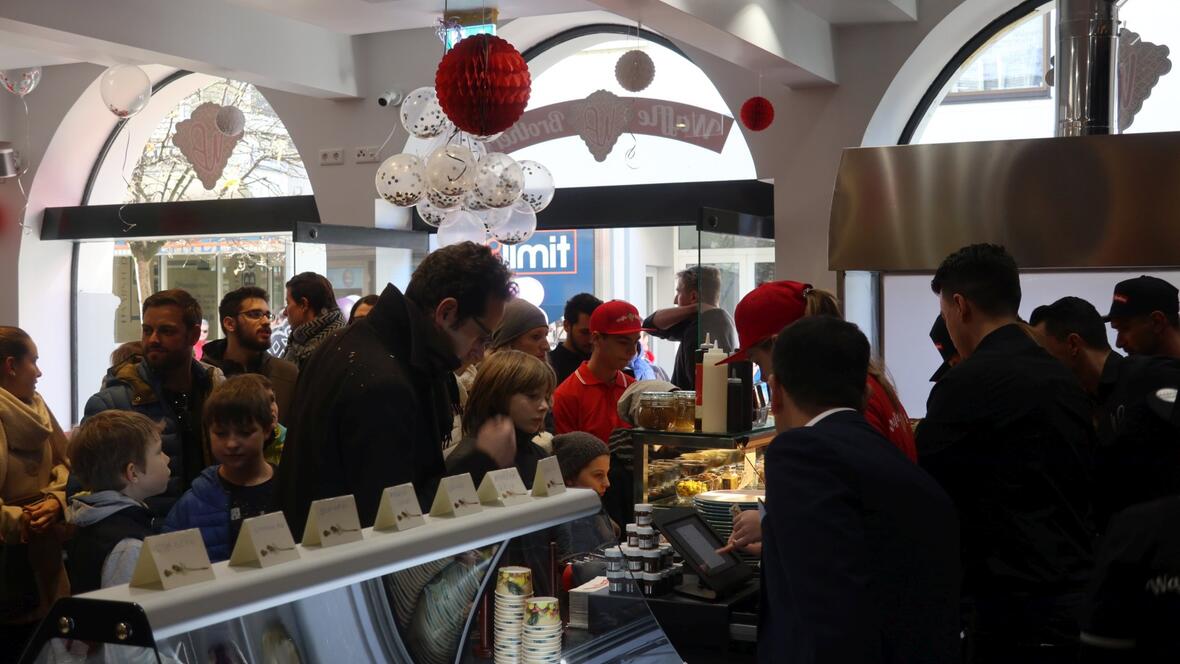 grosser-andrang-bei-waffle-brothers-in-neuburg
