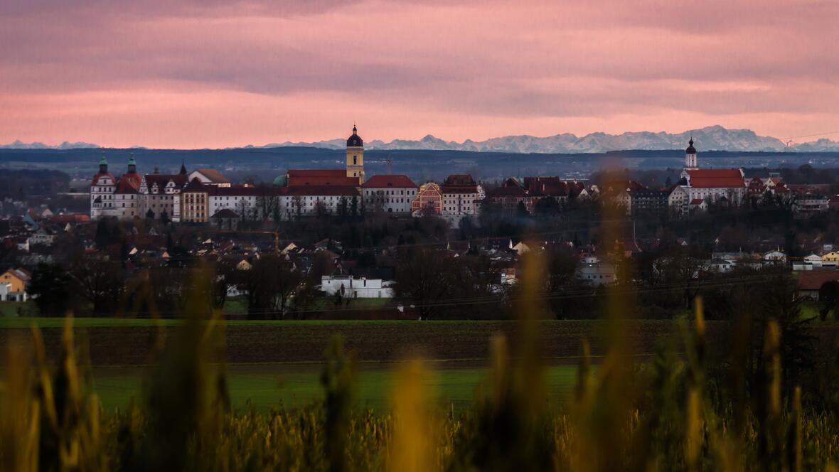 230105-leserfoto-aktion-neuburg-com-altstadt-mit-bergen-im-hintergrund