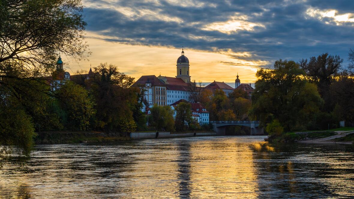 Neuburger Residenzschloss und Donau