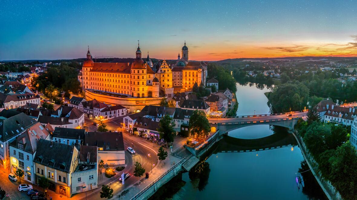 221228-leserfoto-aktion-neuburg-com-drohnenaufnahme-beleuchtetes-schloss