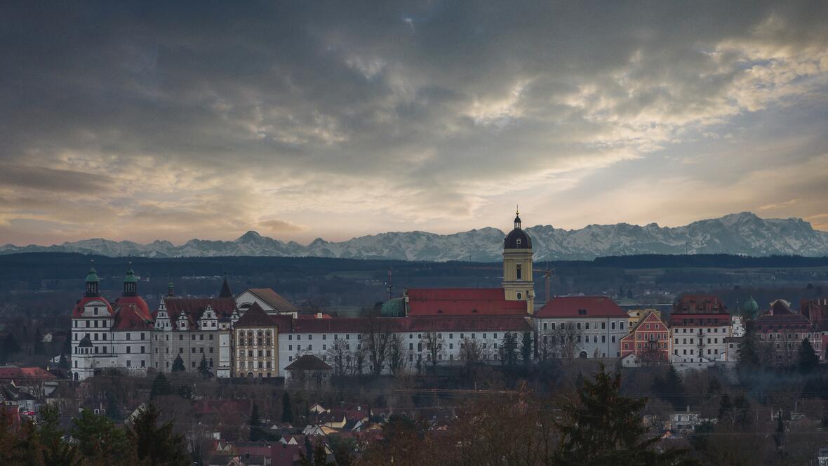 230104-leserfoto-aktion-neuburg-com-altstadt-mit-bergen