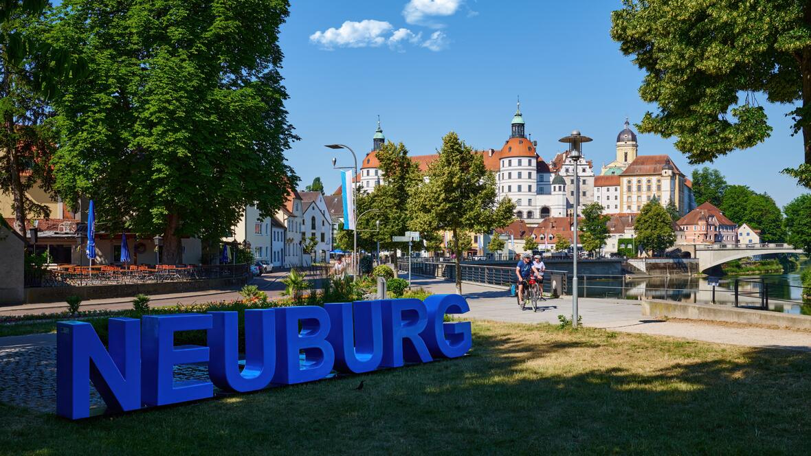 Blick auf die Donau und Neubug-Schriftzug