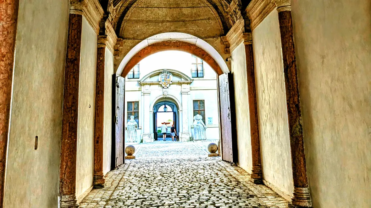 Faszinierendes Relikt und eindrucksvoll Handwerkskunst aus der Vergangenheit. Durchgang zum Schloss Innenhof.