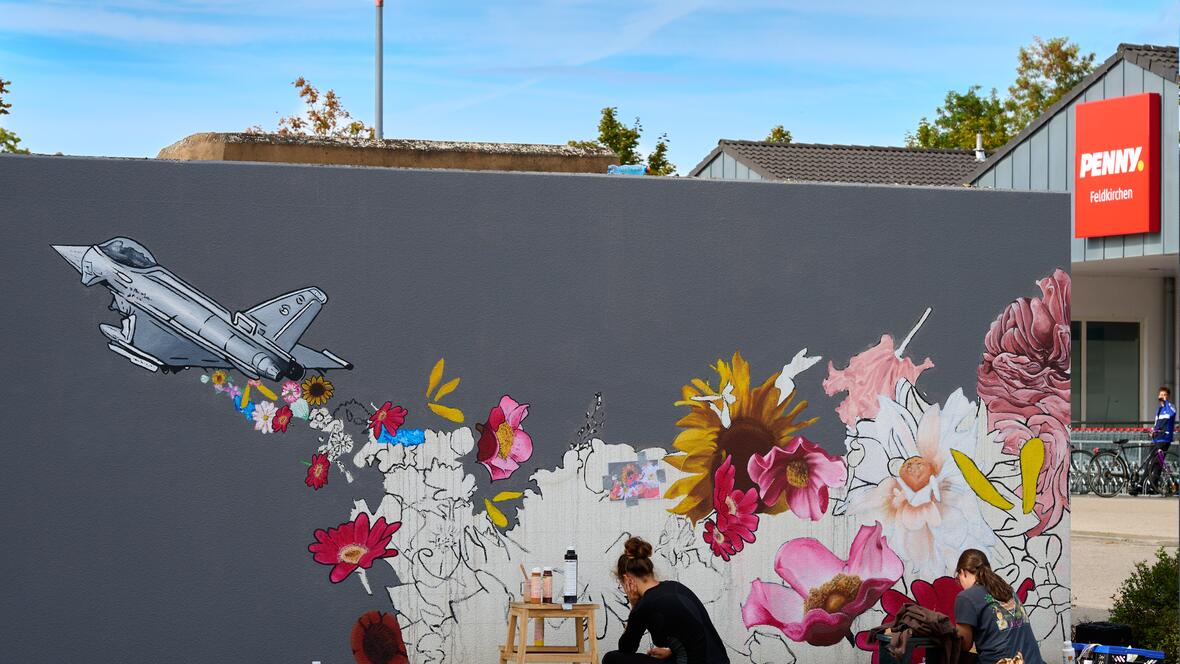 Junge Streetart-Künstler verschönern derzeit die Fassade einer Trafostation an der Augsburger Strasse.