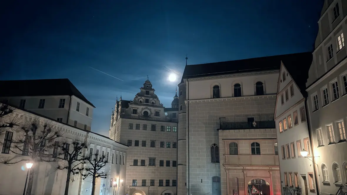 Vollmond aufgenommen vor einer Woche über dem Schloss