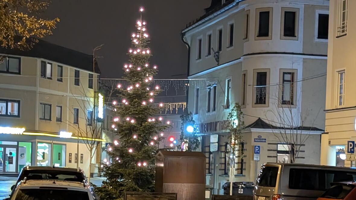 Der wunderschöne beleuchtete Weihnachtsbaum am oswaldplatz, fehlt nur noch die Glühweinbude, wäre dort ein schnuckliger kleiner Christkindlmarkt