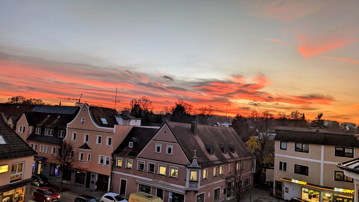 Wunderschöner Sonnenuntergang über den Dächern Neuburgs, fotografiert vom Spörer Haus aus