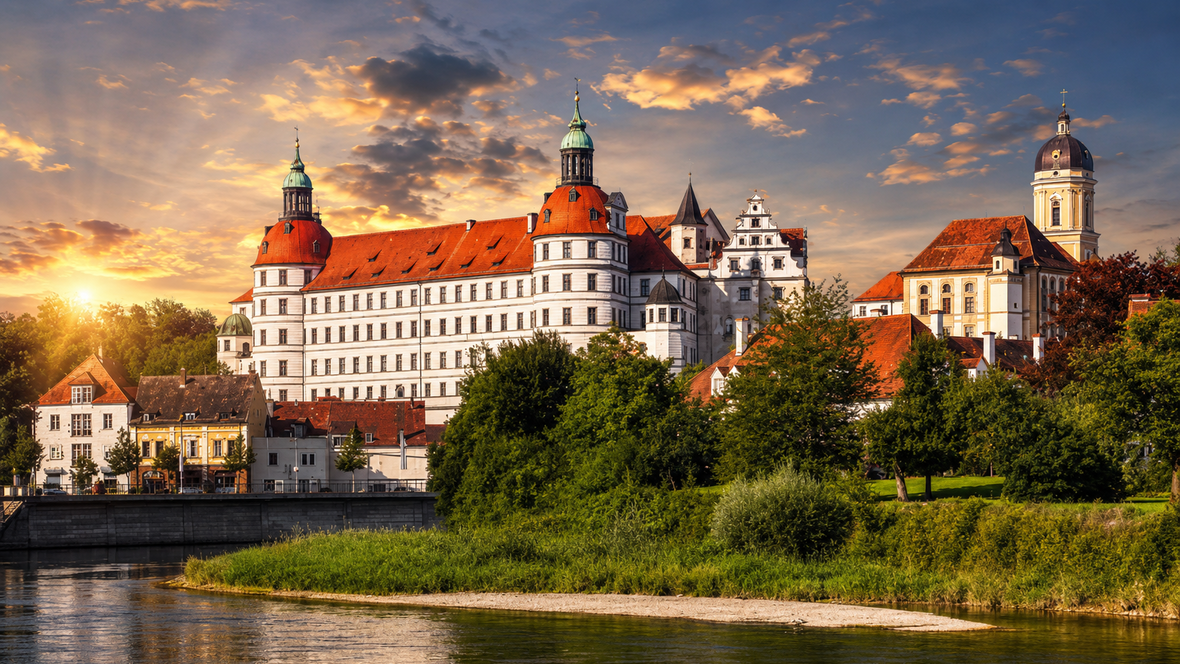 🌅 Schloss Neuburg – mehr als nur ein Bauwerk.  Manche sehen nur ein Schloss. Ich sehe Geschichte, Heimat und einen Ort, an dem Vergangenheit und Gegenwart aufeinandertreffen. Wenn die Abendsonne die Mauern in warmes Licht taucht, zeigt Neuburg an der Donau seine ganz besondere Seite.  Ein Moment, der daran erinnert, wie schön unsere Region ist – und dass die schönsten Motive oft direkt vor unserer Haustür liegen. 📸✨  📍Ort: Schloss Neuburg an der Donau Aufgenommen während eines wunderschönen Sonnenuntergangs.