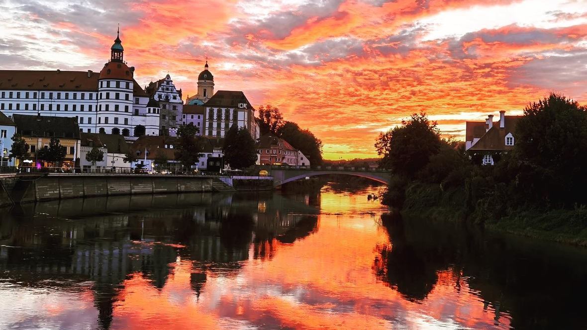 211121-leserfoto-aktion-neuburger-schloss-mit-sonnenuntergang