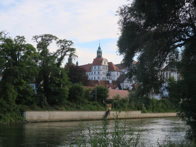 schloss-neuburg-sommer