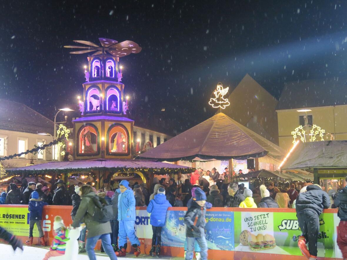 2017-11-30-4848-blick-von-der-markthalle-auf-den-weihnachtsmarkt-am-schrannenplatz