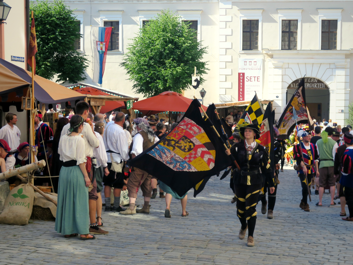 neburg.com-das-magazin-21-07-schlossfest-fahnenschwinger