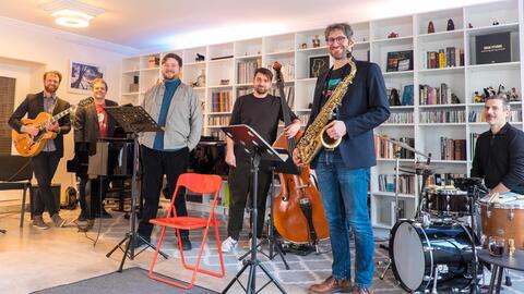 2025-07-17_13-18-21-xmas_band_piu