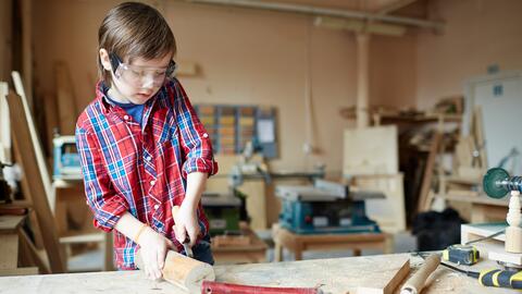 kinder_in_werkstatt_bauen