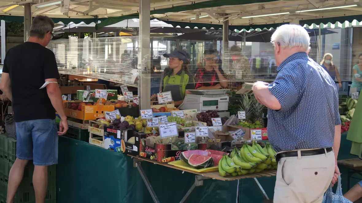 obststand-mit-leuten-auf-dem-neuburger-schrannenplatz